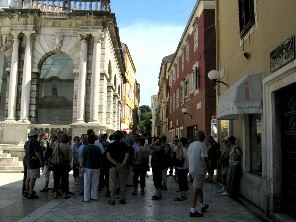Zadar (9a) tourist group (ours) seeking shade